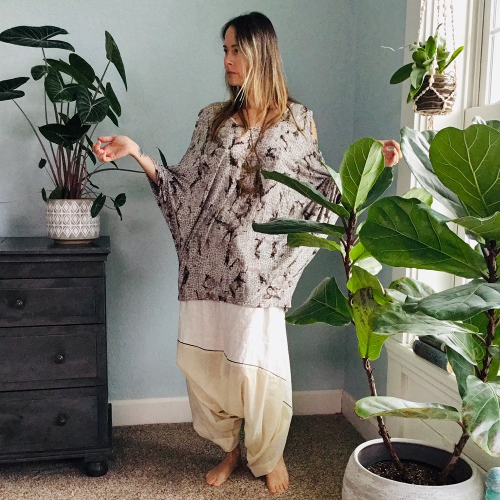 Flowy Dunia Peekaboo Shoulder Top